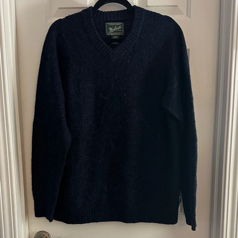 Wool rich men’s v neck 100% wool sweater size large elbow pads